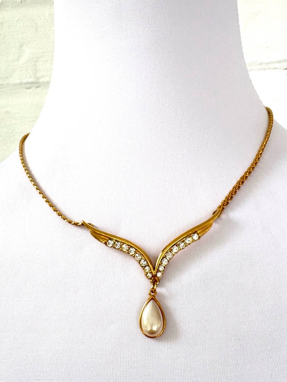 Vtg Gold Tone Signed VENDOME Crystal Faux Pearl Teardrop Pendant Necklace
